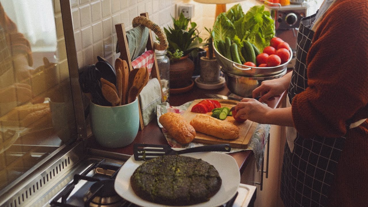 I woke up at 6 a.m. 😴• prepare my husband's lunchbox • Kuku sabzi a traditional Persian dish 🍲