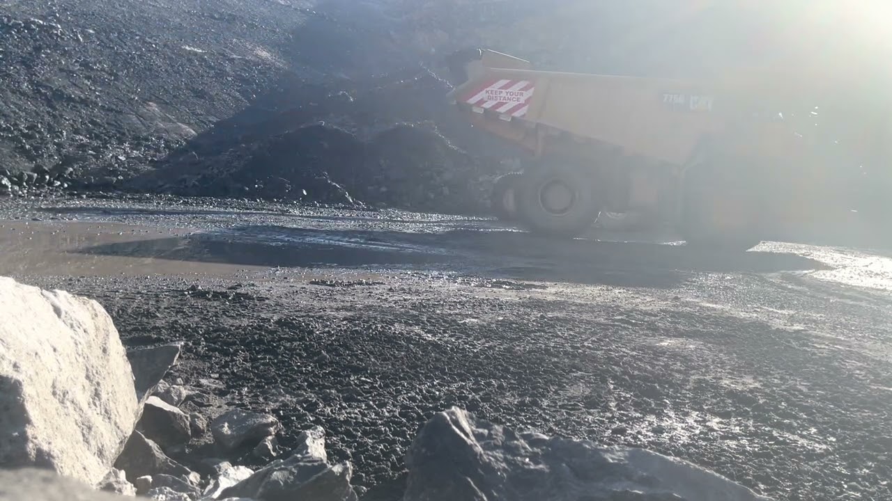 Cat 988k xe loading cat 775s