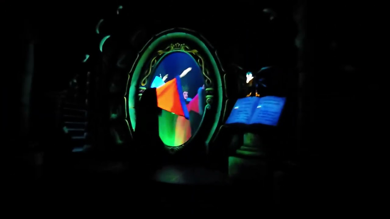 Snow white and the seven dwarfs (Blanche-Neige et les Sept Nains) disneyland paris full pov