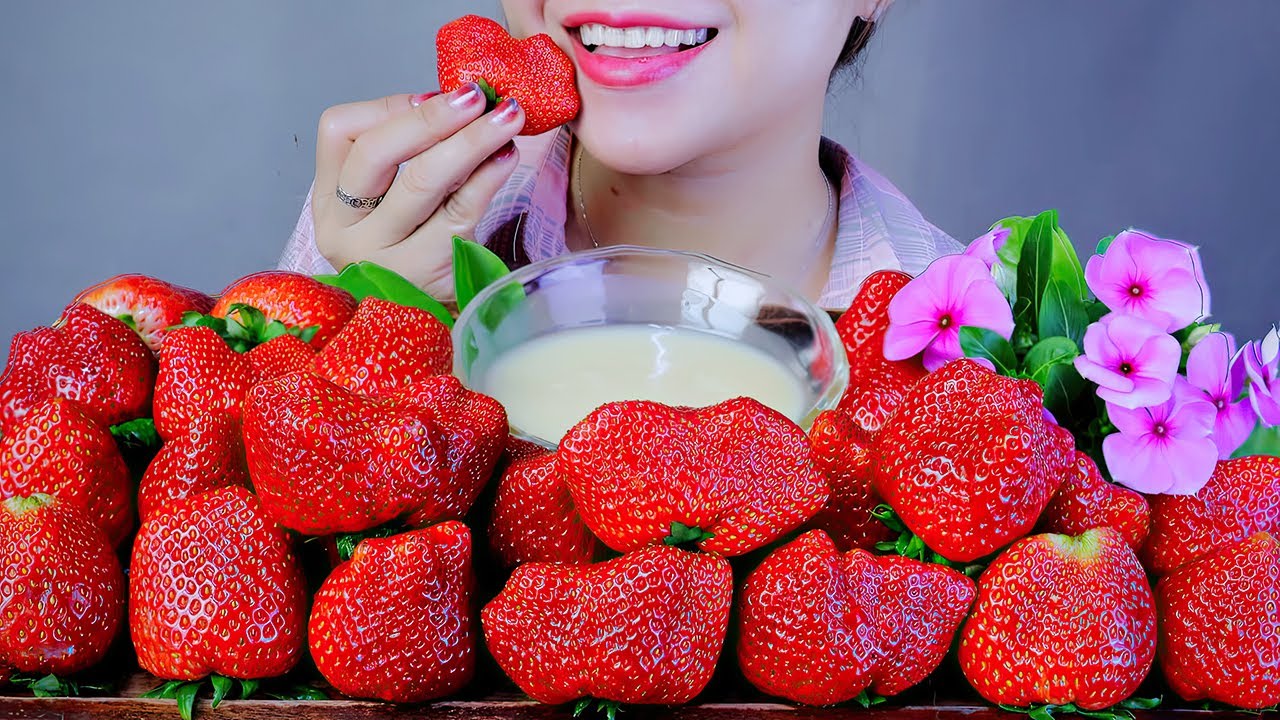 ASMR DÂU MỘC CHÂU - MỘC CHÂU STRAWBERRIES EATINGG SOUNDS | LINH-ASMR