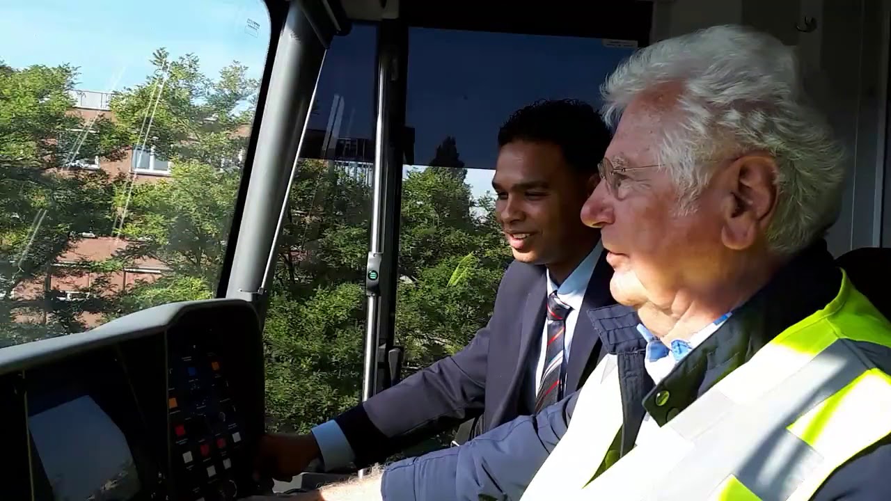 Gerard Cox rijdt metro bij de RET en verrast reizigers.
