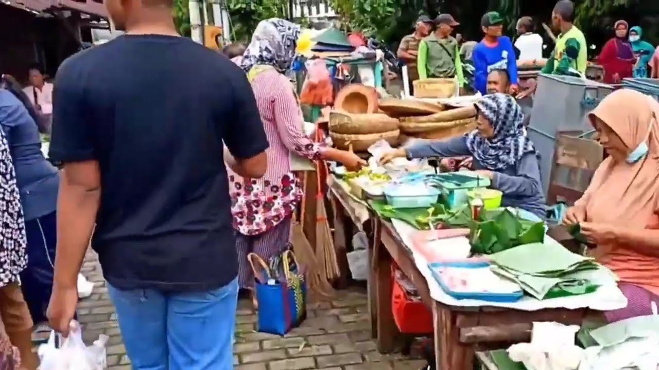 Jalan -jalan di pasar internasional, satu-satunya pasar di desa Kalitengah Blitar, hidup di desa 
