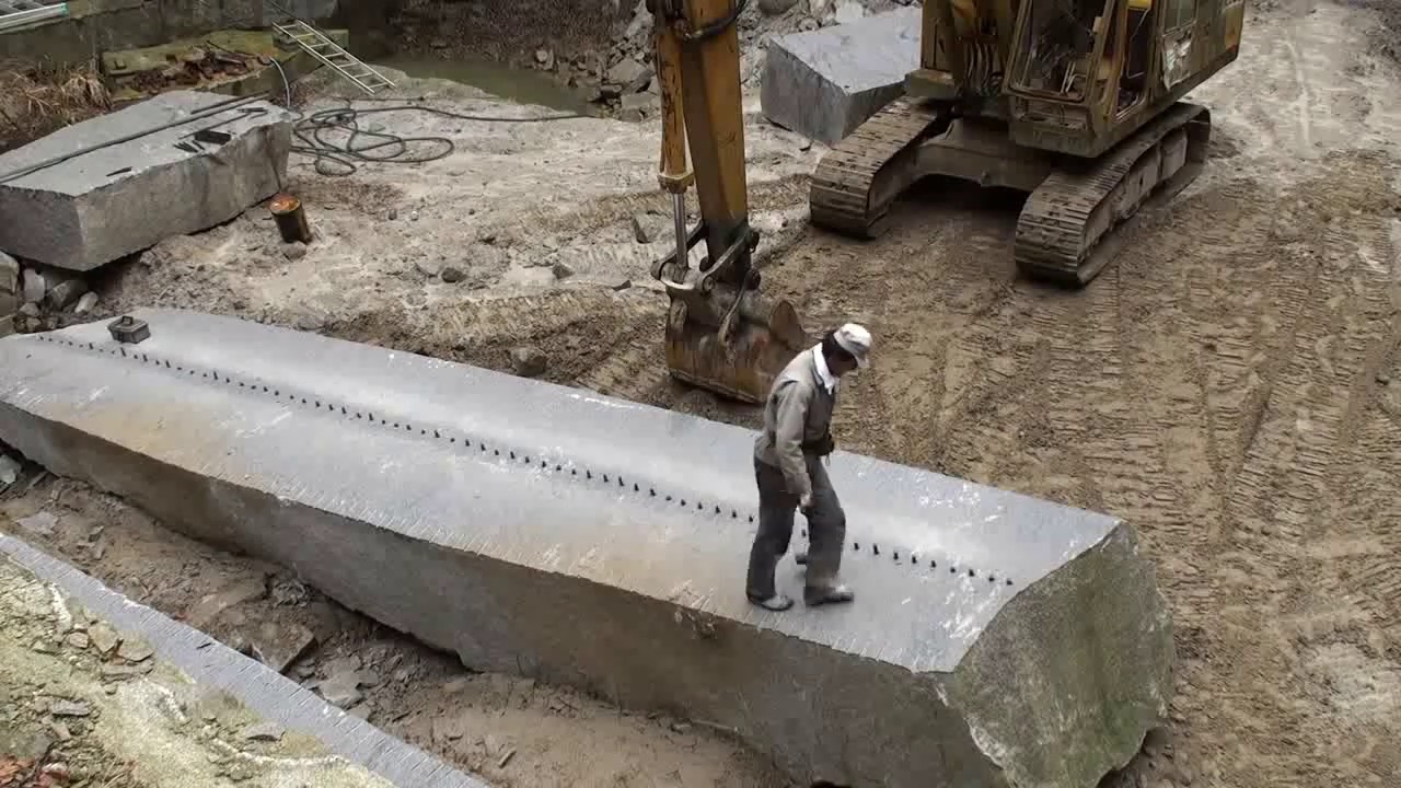 ein Mann spaltet einen riesigen Felsblock!!!