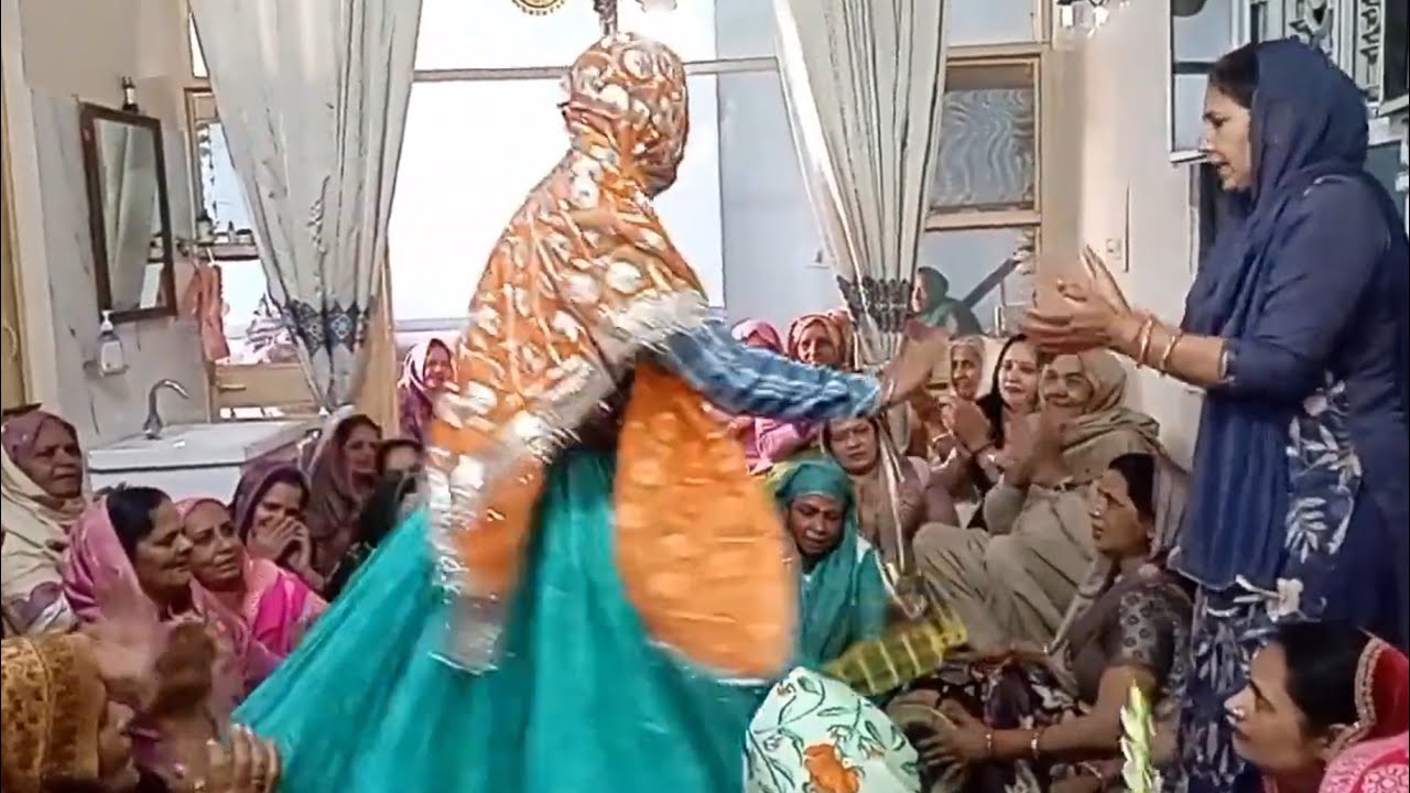💃🏼गिर पड कै मैं पानी ल्याई, बहु भर कै बालटी नहागी