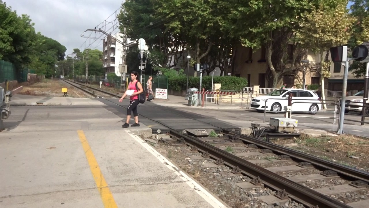 *RENFE HST AT SPEED* Salou Station level crossing/Paso a nivel Salou