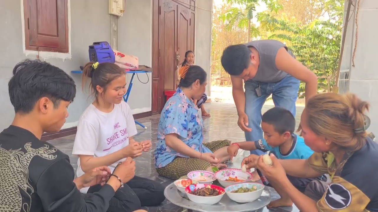 ไปรับลูกชายมาบ้านแวะ เยี้ยมน้องเอิร์นอยู่โรงพยาบาลกินข้าวเที่ยงบับขั้รวจักจั่น 19 มีนาคม ค.ศ. 2026