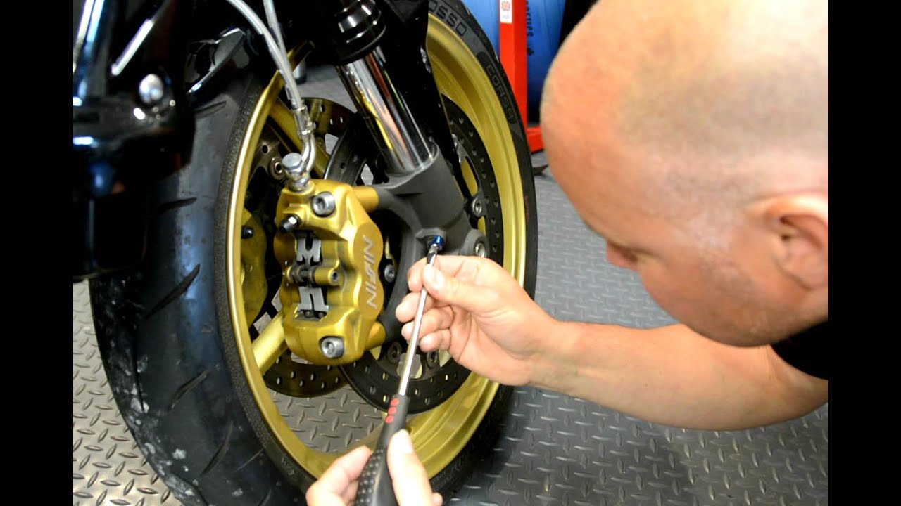 Adjusting the suspension on the Triumph Street Triple R