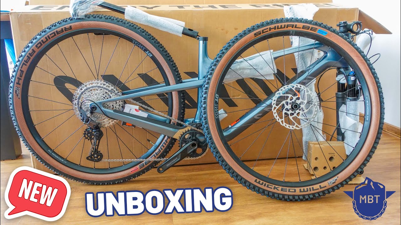 This Bike Is A ROCKET! 🚀 Unboxing The 2025 Canyon Lux Trail CF