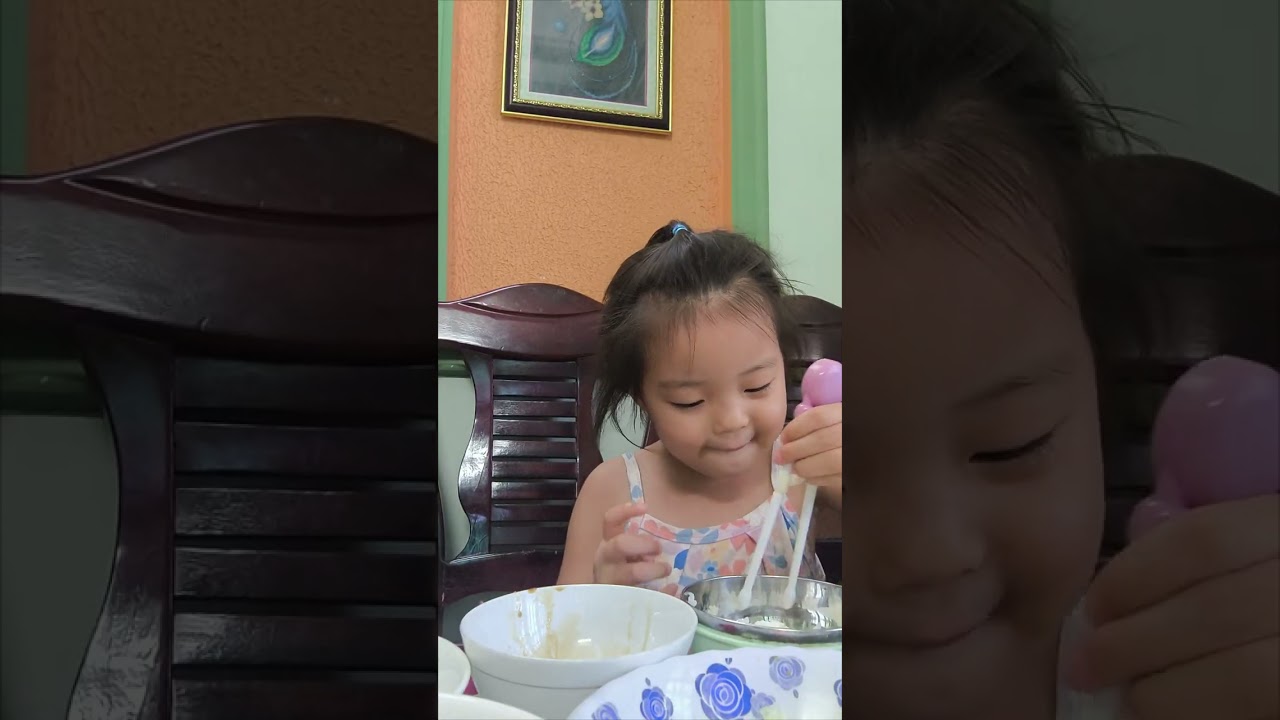 Dâu Tây ăn cơm rất ngoan