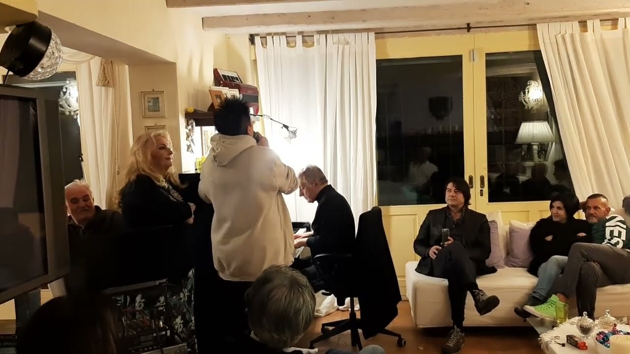Gloria Bonaveri interpreta Sally di Vasco Rossi accompagnata da Celso Valli al Pianoforte