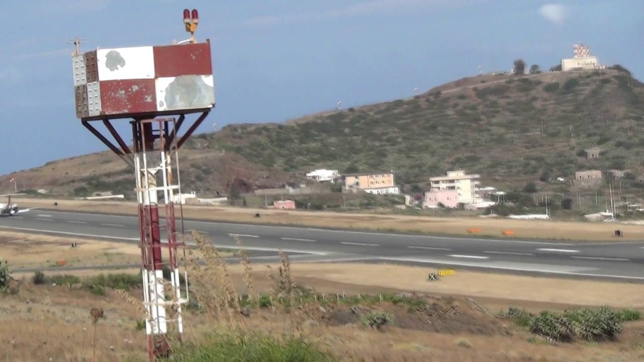 Pantelleria, atterraggio  Boeing 717 Volotea e decollo Atr-72.