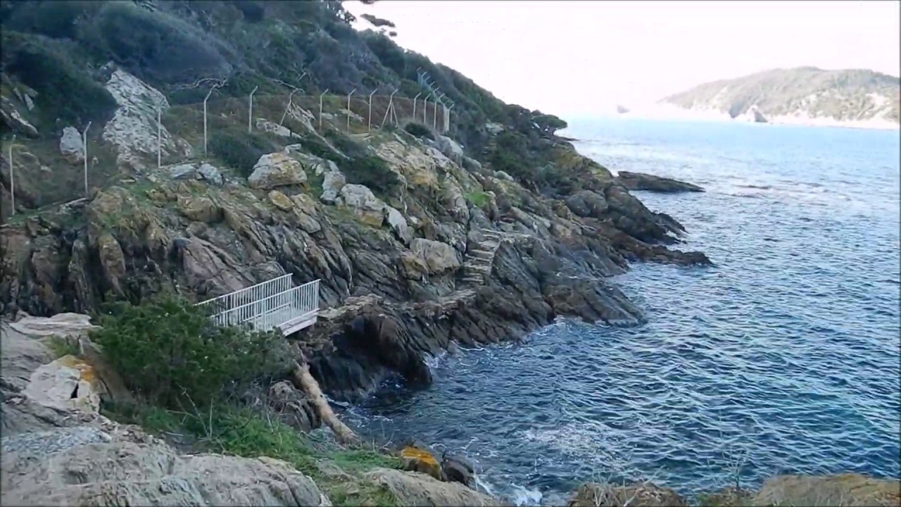 Vers la plage des Grottes - île du levant