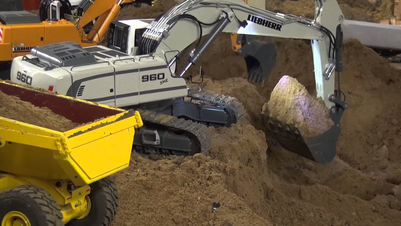 Liebherr 960 SME loading Bell B40D with sand