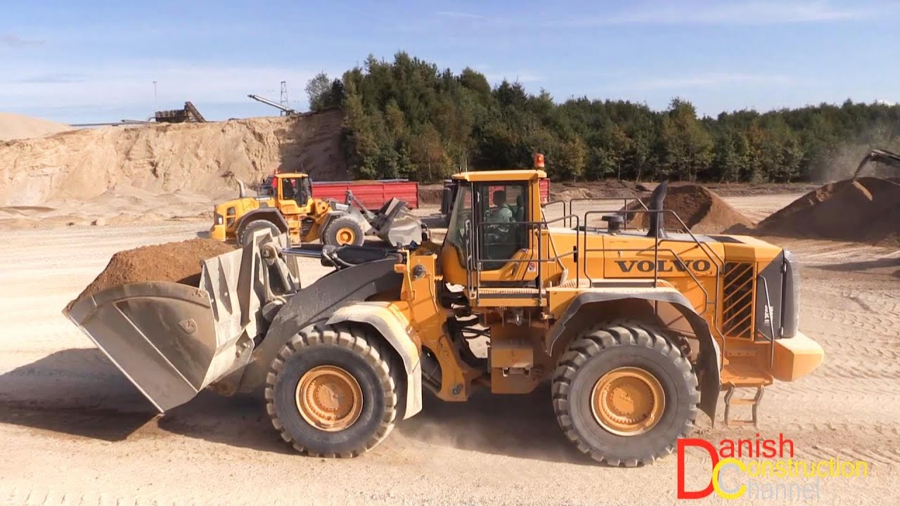 Volvo L350 Wheelloader Feeding Power Screen 2100X