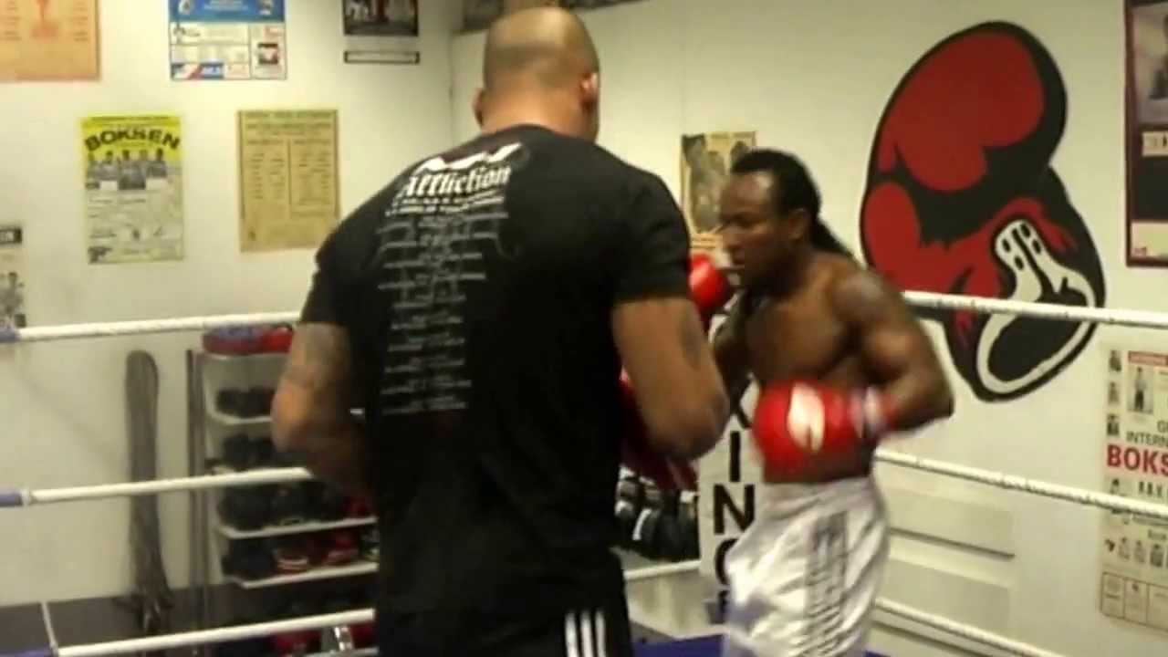 Noel Soares Braz&atilde;o v.s Tyrone Spong Warming up pads training gala Boxing 82 in Rotterdam