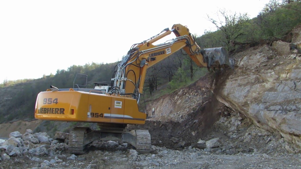 Liebherr R954C securing instable ground