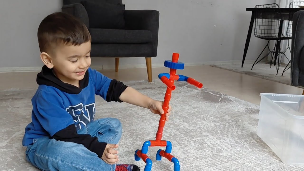 Furkan ve  faruk  borularla araba ve robotlar yaptı.