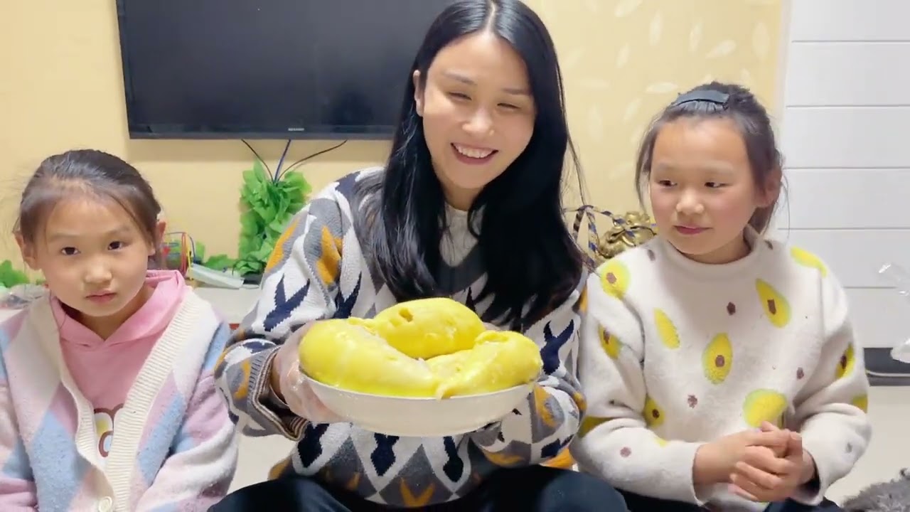 三个女儿一起上网课，妈妈要崩溃了，买个榴莲庆祝开学，太臭了！