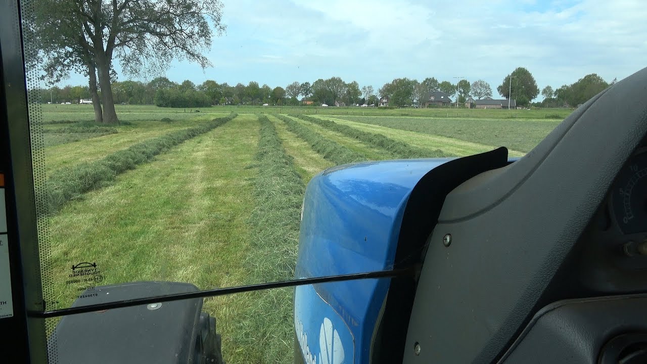 Met Alex the Dutch Dairyfarmer meerijden op de New Holland TS110a gras oprapen (2019)