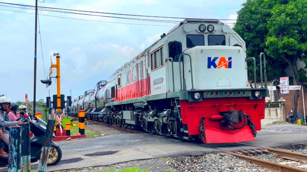 TOP KOMPILATION 12  in 1 High SPEED and SUPER Fast Train Videos |Diesel Trains | Indonesian Railways
