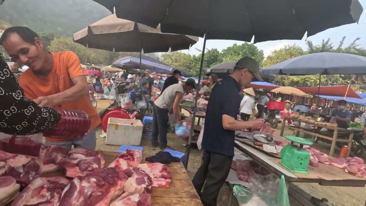 Sunday market in Mai Chau
