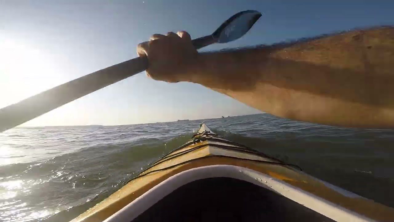 Remada de caiaque oceânico com a gopro no peito
