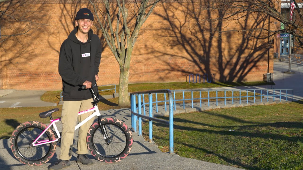 Панза сражается с самыми длинными перилами на BMX!