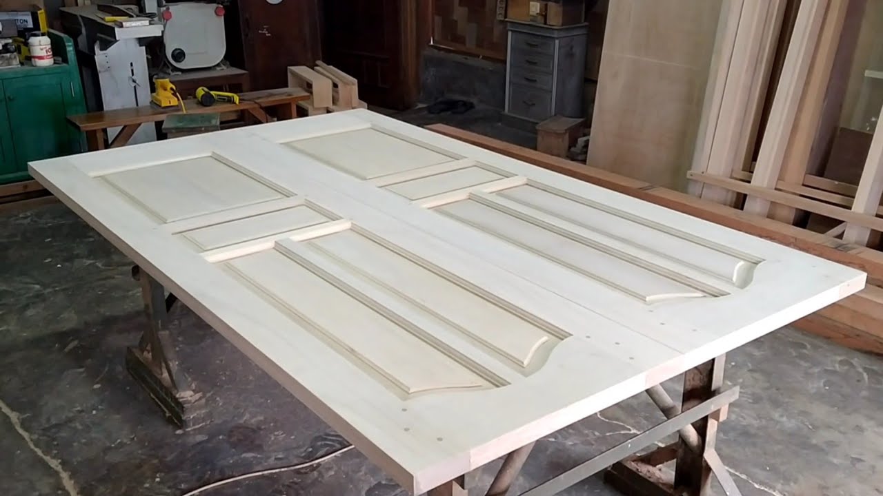 membuat pintu model klasik pintu buka dua menggunakan kayu Meranti.tukang kayu