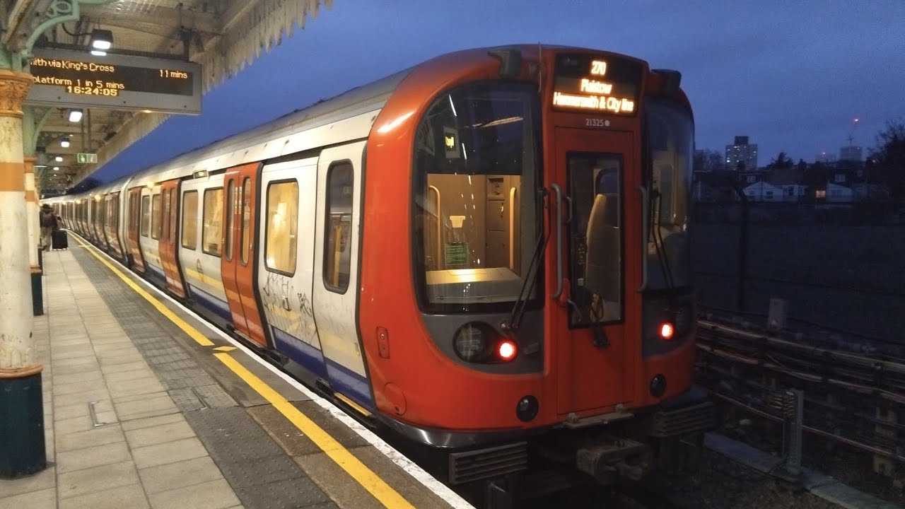 Hammersmith & City Line - S7 Stock - Finishing at Plaistow Station - on the Platform 3 - 11/01/2026