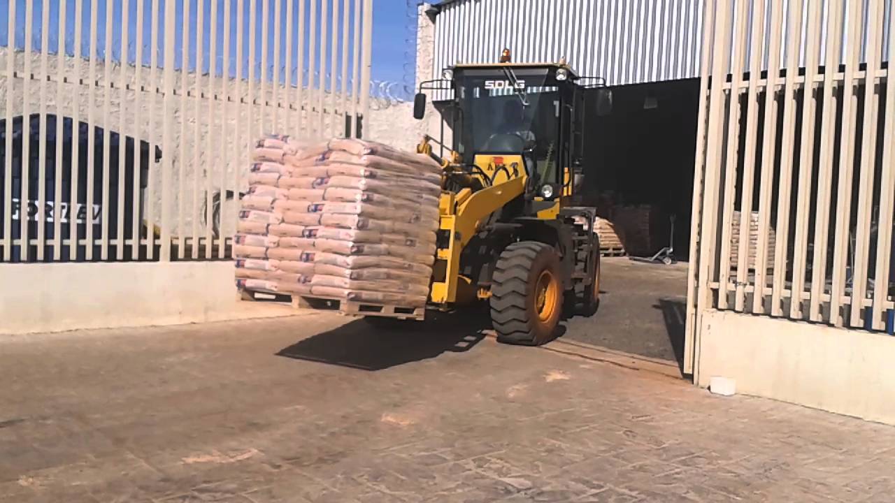CARREGADEIRA SDLG COM GARFO PALLET - ÁGIL E VERSÁTIL EM CURTOS ESPAÇOS