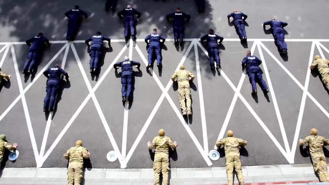 #GaszynChallenge. Podkarpaccy policjanci robią pompki  dla chorych dzieci