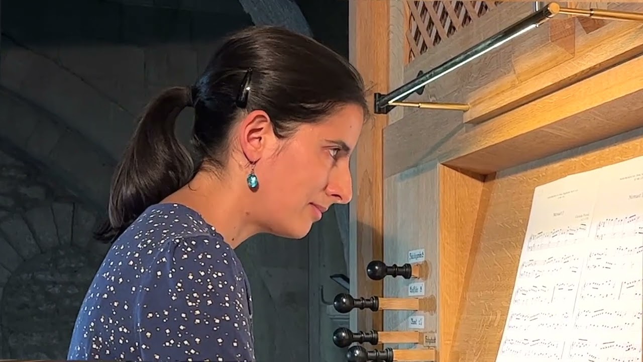 J.S. BACH  - Menuet in G, anh 114,  &  Menuet in g, anh 115 (Anne-Isabelle de Parcevaux, organ)