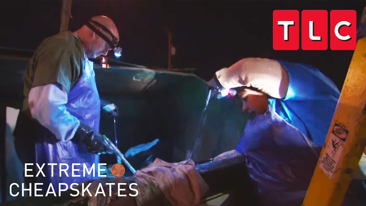 This Couple Likes To Go Dumpster Diving | Extreme Cheapskates | TLC