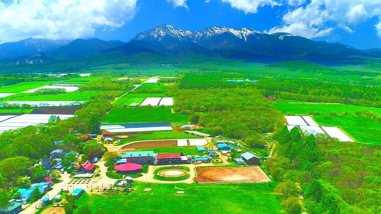 4K映像 絶景ドローン空撮「新緑の八ヶ岳山麓 野辺山高原」JR小海線 最高地点『高原へいらっしゃい』日本の美しい四季 長野県南牧村 5月下旬 自然風景 空中散歩