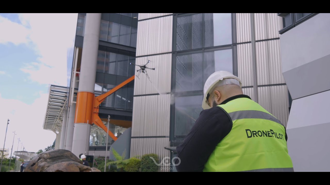 Limpieza de fachadas con drones | VEO Global & GAIA – Tecnología aérea en edificios