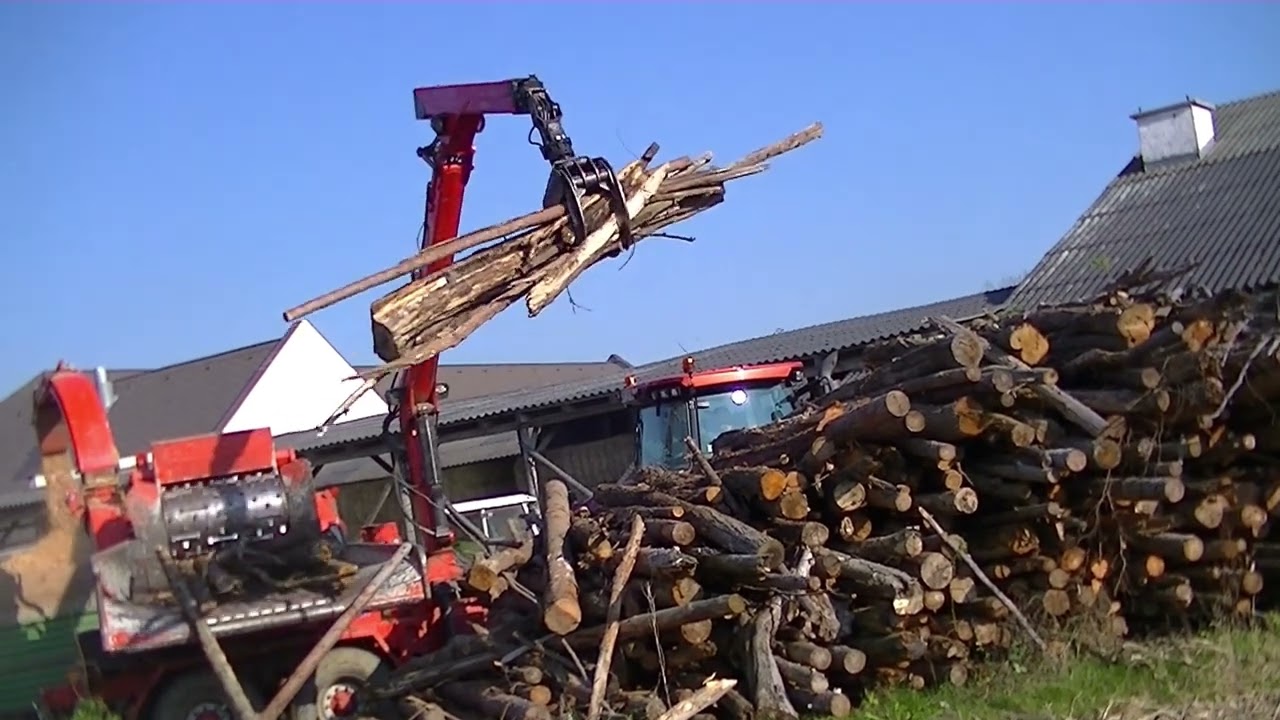 Eschlböck Biber 85 & Valtra S Serie S 323 im Wald beim Hacken von Restholz für den nächsten Winter z