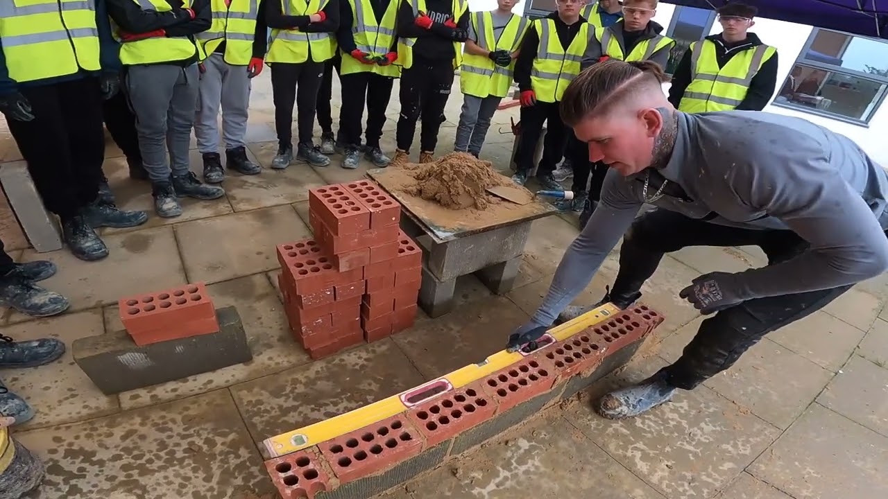 Я вернулся в школу, чтобы преподавать кладку кирпича 🧱🚧
