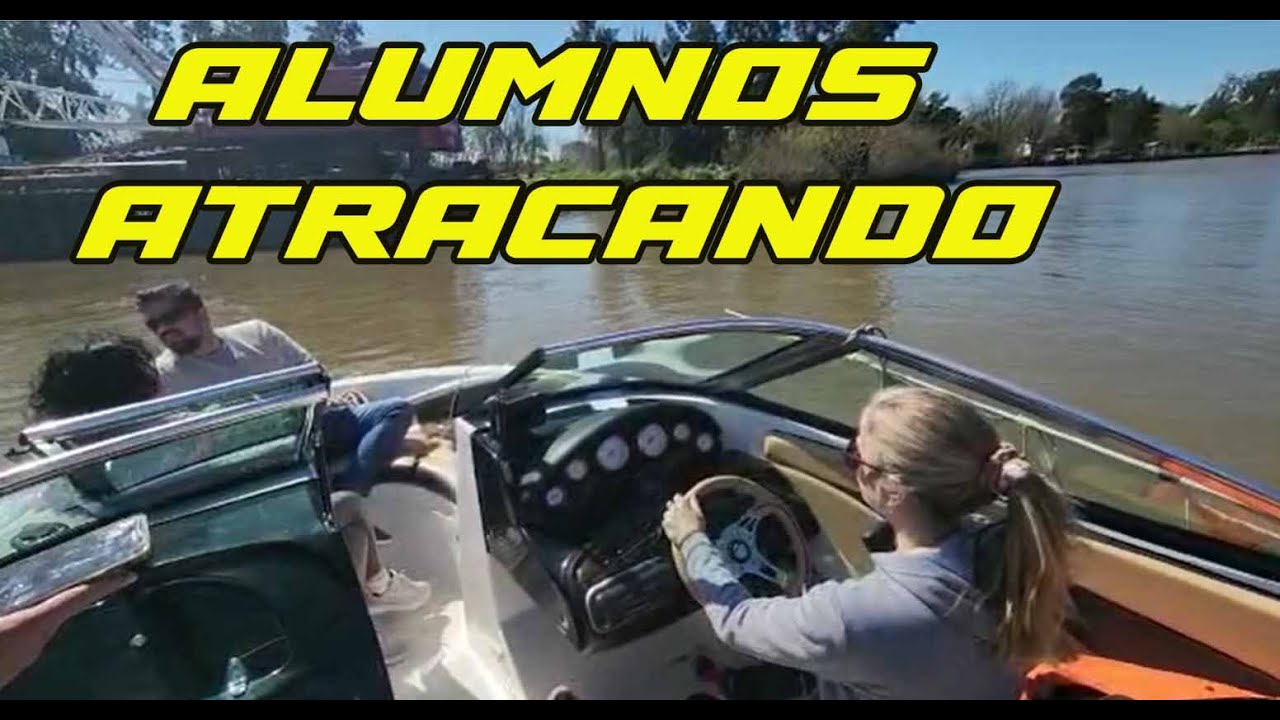 Alumnos atracando con la lancha Curso de condustor Náutico y de Timonel