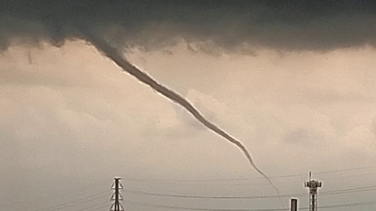 Formazione di un tornado a Novara