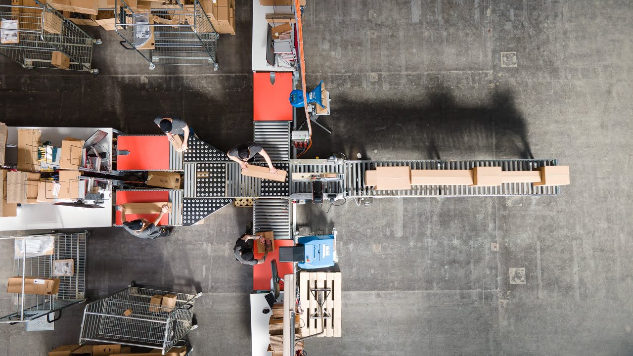 Kompakte Verpackungsanlage mit 4 Packtischen und Kartonverschlie&szlig;er