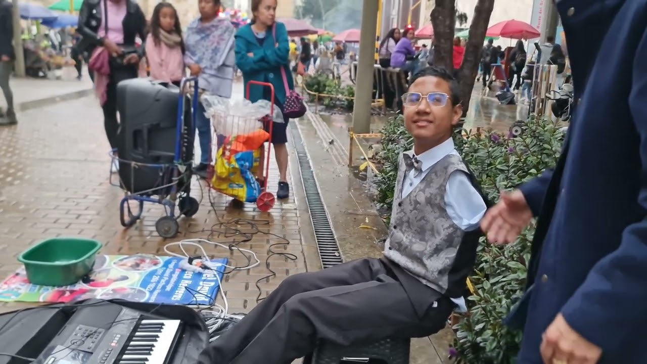 toca piano con los pies un ejemplo de  de vida