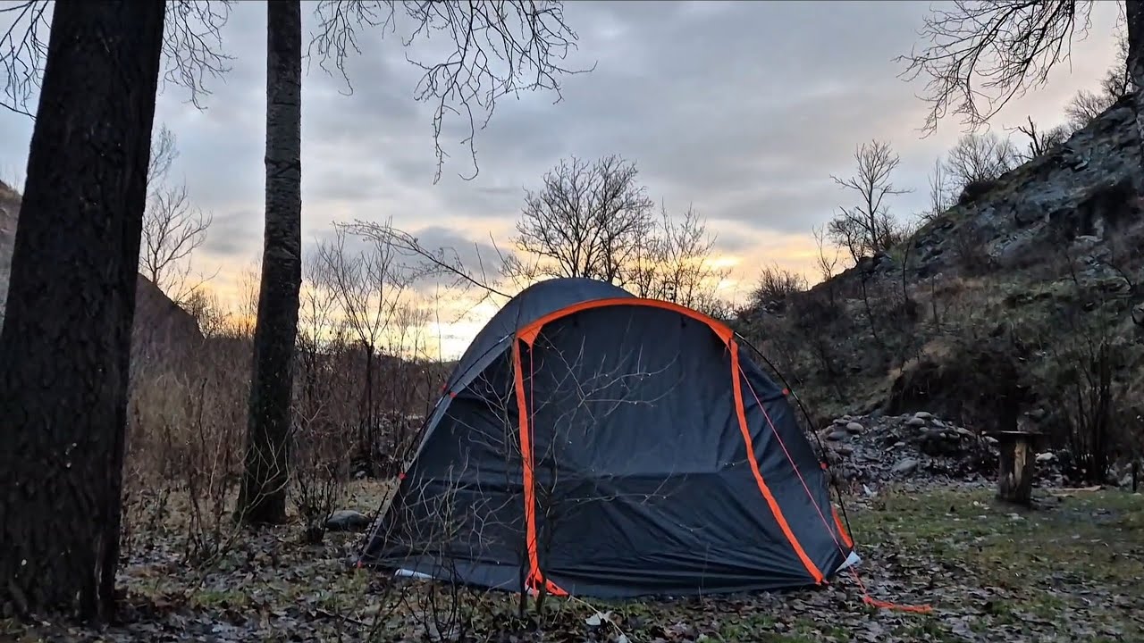 Yağmurlu Bir Kış Gününde Çadır Kampı 