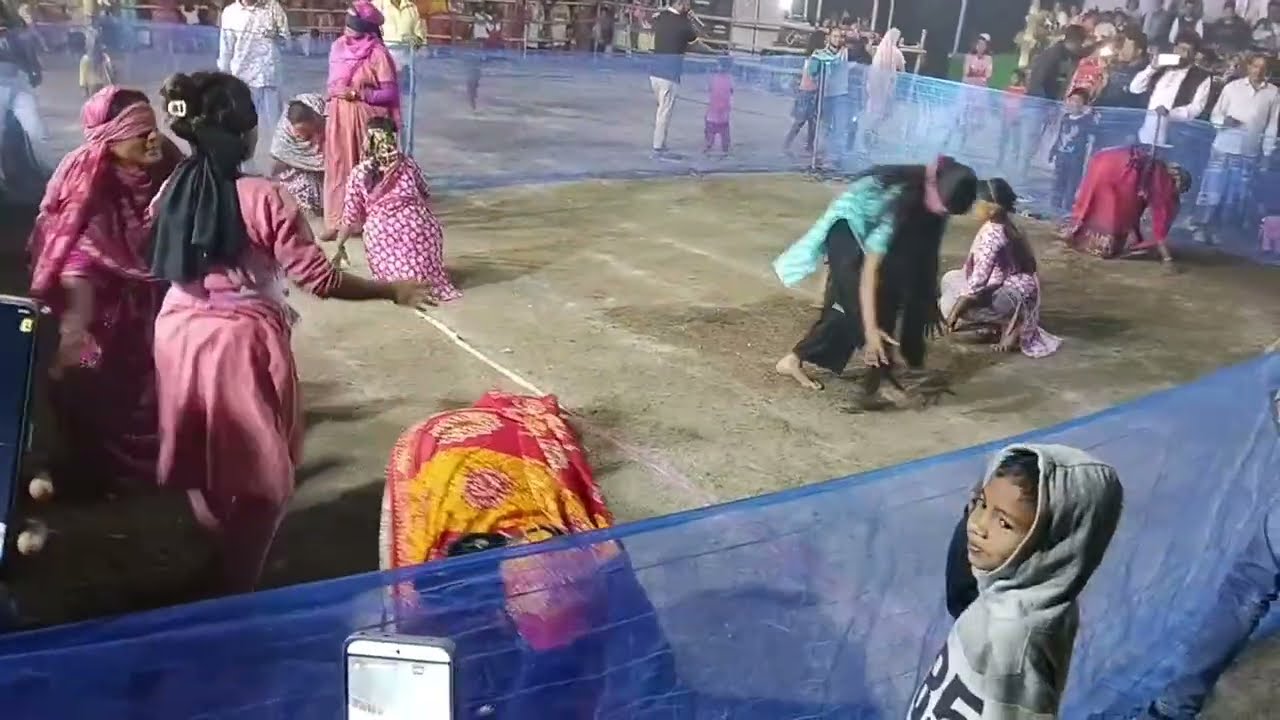 ভেবা হাটখোলা ময়দানে আয়োজিত ভলিবল টুর্নামেন্টের প্রাক্কালে বালিকাদের চোখ বেঁধে হাস ধরা খেলা।