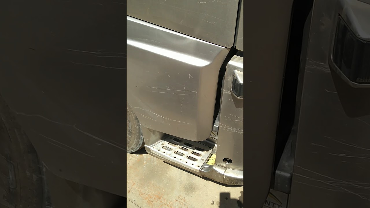 Como trocar lâmpadas do farol Volvo FH.