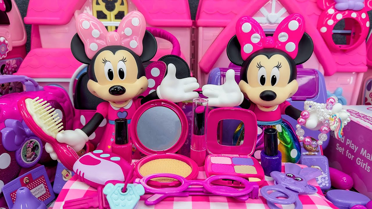 Nikmati membuka set mainan Minnie Mouse dengan set riasan merah muda yang lucu