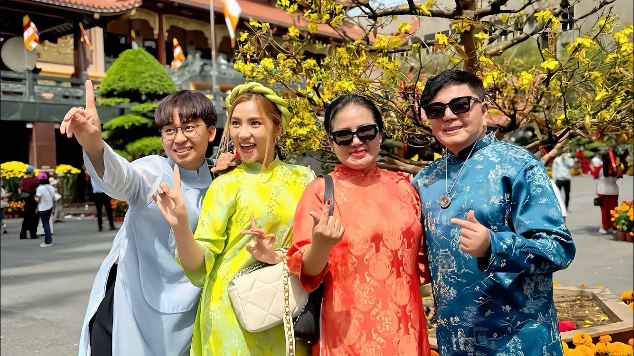 Gia đình Châu Thanh , Châu Ngọc Tiên “tưng bừng” du xuân ngày Tết đầu năm cực vui