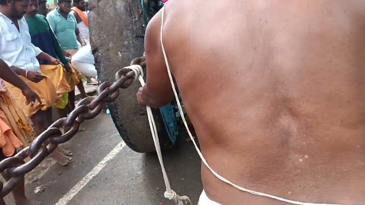 தேர் ஊர்வலத்தின்போது திருத்தேர் சபதியார் திருTT கஜேந்திரன் அவர்கள்சறுக்கு கட்டை போடும் அற்புதகாட்சி