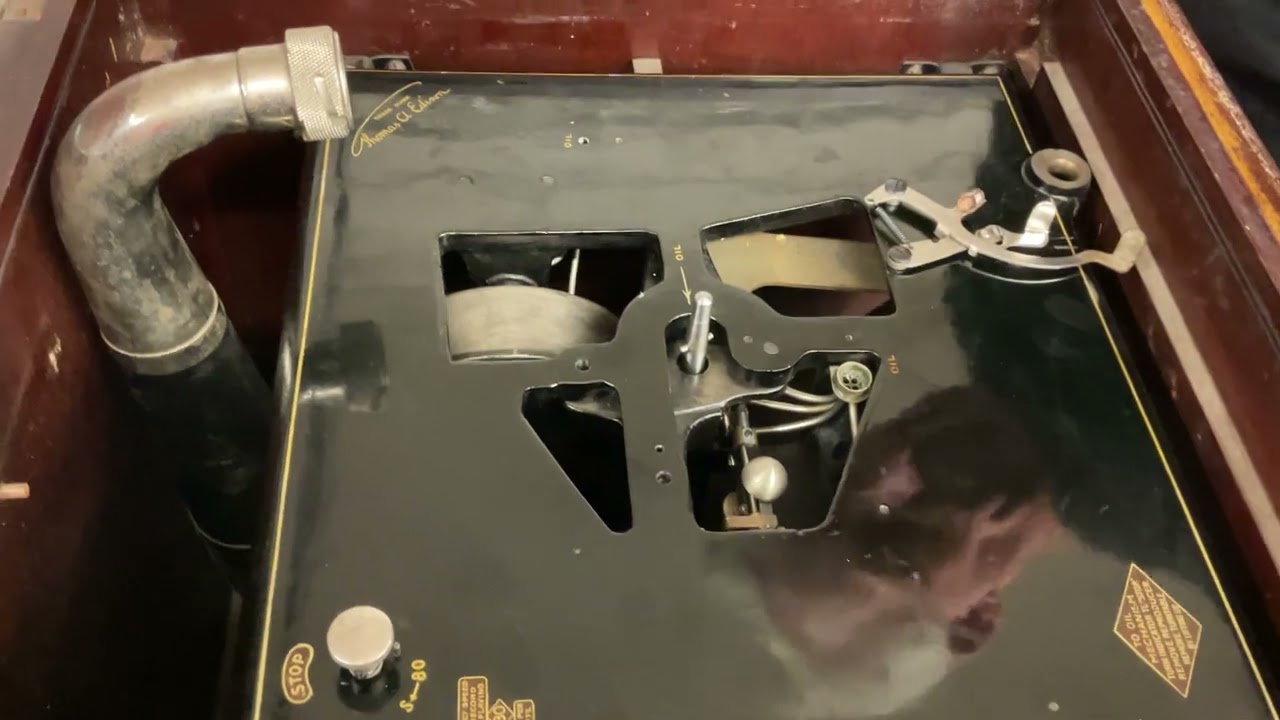 1659.  Installing the motor and motor board assembly in the Edison Diamond disc