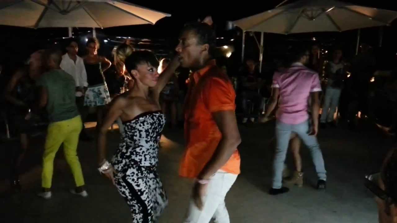 Alberto Valdes & Sheila De Jesus dance at Sicilia Salsa Social