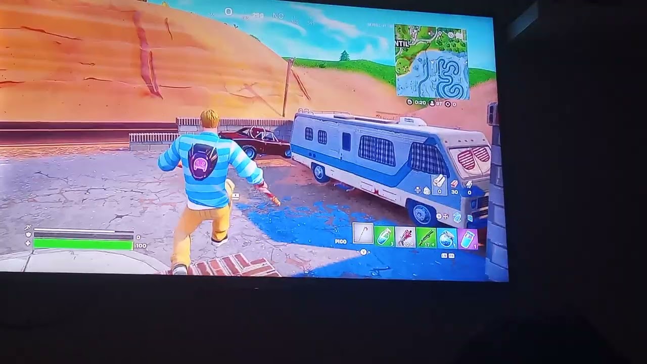 Yo jugando fortnite (sale mal)  1